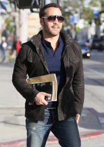 A casual Jeremy Piven