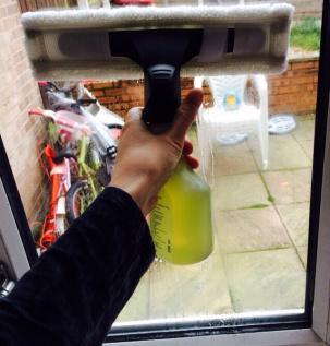 Sparkling windows for Christmas with the Karcher Window Vac