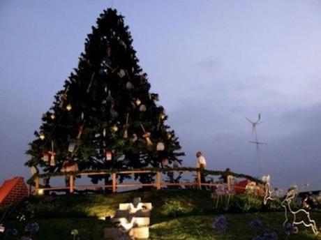 CTop 10 Unusual Ways to Power a Christmas Tree