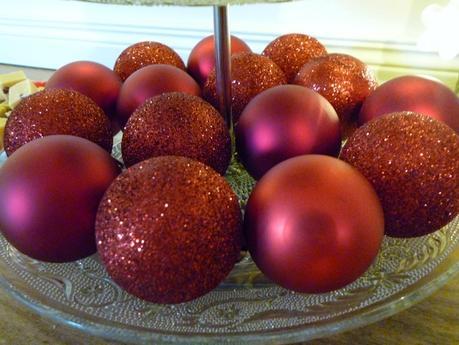 Christmas table decoration using a cake stand alternative use and what to do with a cake stand