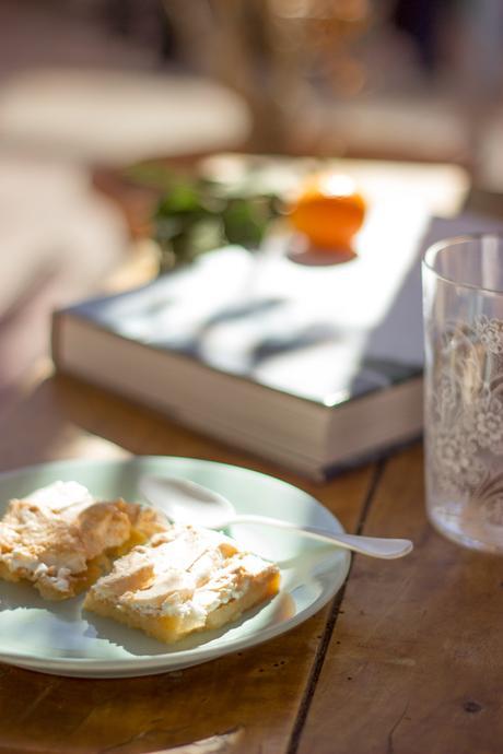 Meringue and clementine bars | Torta de merengue y clementina