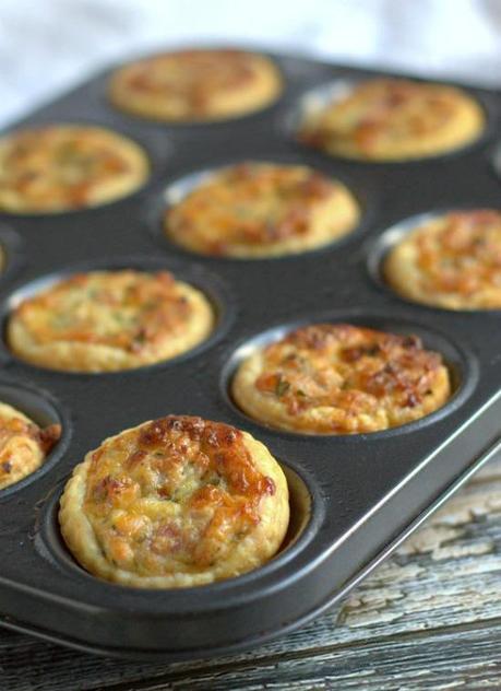 Mini Ham & Edam Cheese Quiches.  These make great canapes or can be tucked into children's lunchboxes.  Great served hot or cold, and they freeze well. | thecookspyjamas.com