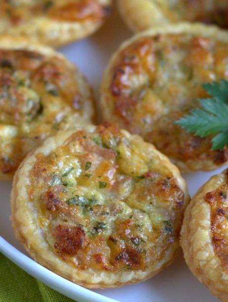 Mini Ham & Edam Cheese Quiches.  These make great canapes or can be tucked into children's lunchboxes.  Great served hot or cold, and they freeze well. | thecookspyjamas.com