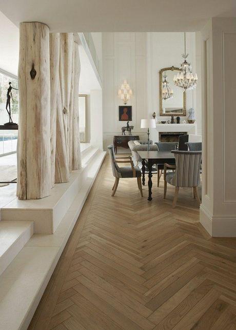 Love the tree trunks mixed with modern furniture! Designers Julian and Trevyn McGowan applied their meticulous eye for detail to the home’s interior, from the oak parquet flooring to the striking white-painted Georgian style panelling throughout – an exciting juxtaposition with the modern architecture.