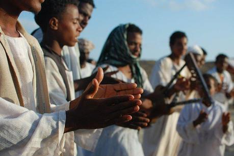 Egyptian tribesmen playing music - © Giulia Cimarosti