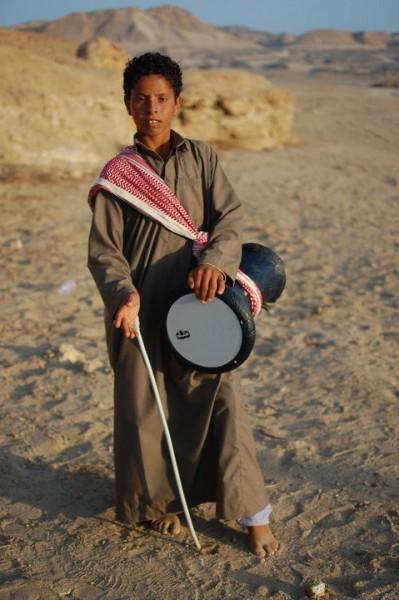 Egyptian boy playing the drum - © Giulia Cimarosti