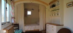 quirky accommodation with canopy and stars hollow-ash-herefordshire_woodland-hut-interior_cs_gallery_preview