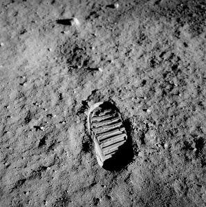 596px-Apollo_11_bootprint