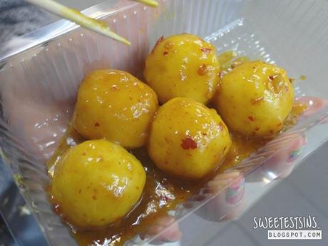 must try street food in hong kong 咖哩魚蛋 curry fishball