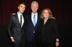 Thomason (r) with womanizer Bill Clinton