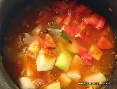 SORAKKAI KOOTU | BOTTLE GOURD CURRY