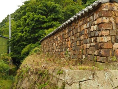 P6070104 トンバイ壁のある裏通り，有田　/　Tonbai walls everywhere in Arita