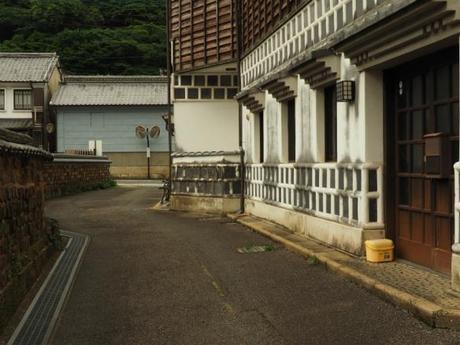 P6070111 トンバイ壁のある裏通り，有田　/　Tonbai walls everywhere in Arita