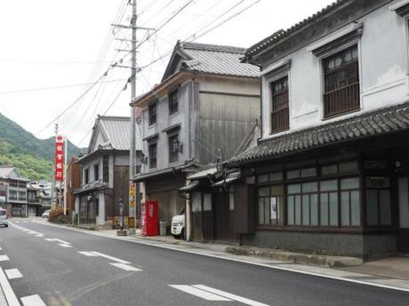 P6070067 トンバイ壁のある裏通り，有田　/　Tonbai walls everywhere in Arita