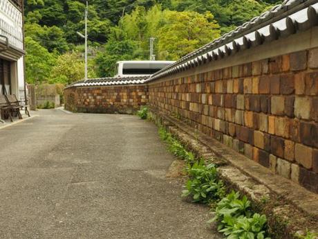 P6070115 トンバイ壁のある裏通り，有田　/　Tonbai walls everywhere in Arita