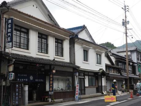 P6070026 トンバイ壁のある裏通り，有田　/　Tonbai walls everywhere in Arita