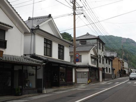 P6070034 トンバイ壁のある裏通り，有田　/　Tonbai walls everywhere in Arita