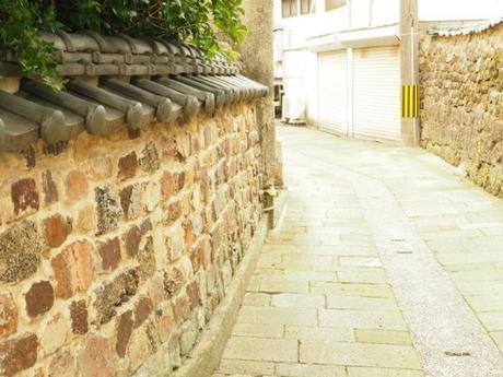 P6070094 トンバイ壁のある裏通り，有田　/　Tonbai walls everywhere in Arita