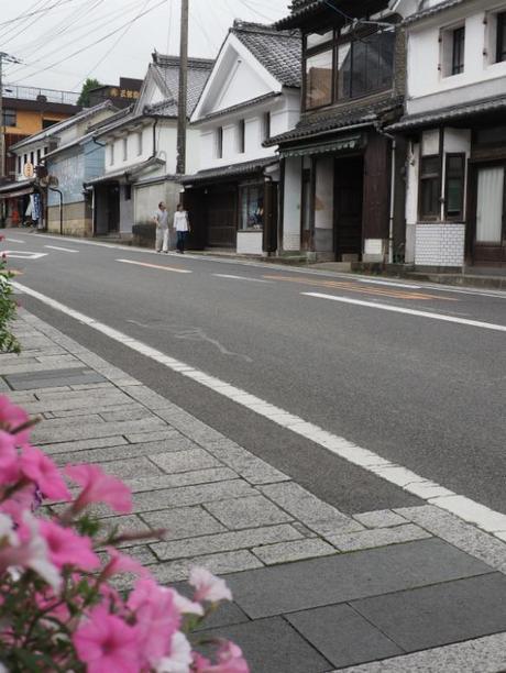 P6070101 トンバイ壁のある裏通り，有田　/　Tonbai walls everywhere in Arita