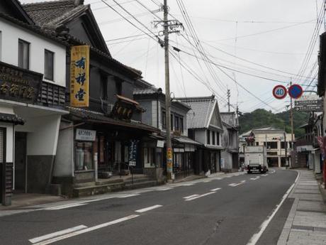 P6070099 トンバイ壁のある裏通り，有田　/　Tonbai walls everywhere in Arita