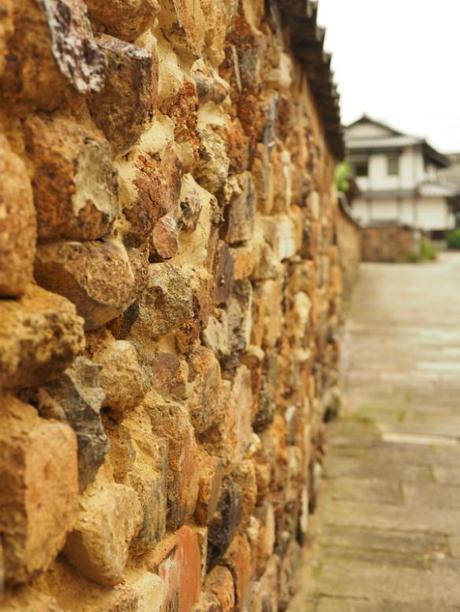 P6070122 トンバイ壁のある裏通り，有田　/　Tonbai walls everywhere in Arita