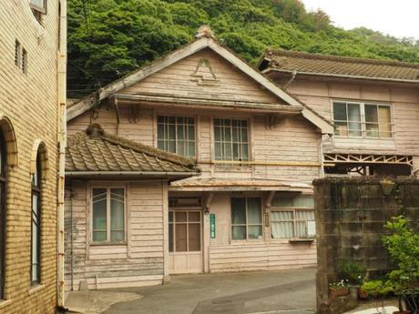 P6070081 トンバイ壁のある裏通り，有田　/　Tonbai walls everywhere in Arita