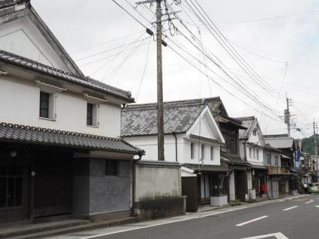 P6070116 トンバイ壁のある裏通り，有田　/　Tonbai walls everywhere in Arita