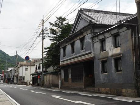 P6070059 トンバイ壁のある裏通り，有田　/　Tonbai walls everywhere in Arita