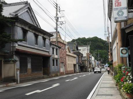 P6070063 トンバイ壁のある裏通り，有田　/　Tonbai walls everywhere in Arita