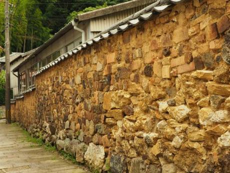 P6070124 トンバイ壁のある裏通り，有田　/　Tonbai walls everywhere in Arita