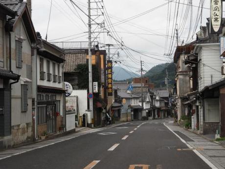 P6070154 トンバイ壁のある裏通り，有田　/　Tonbai walls everywhere in Arita
