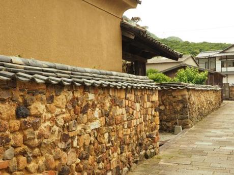 P6070118 トンバイ壁のある裏通り，有田　/　Tonbai walls everywhere in Arita