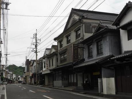 P6070150 トンバイ壁のある裏通り，有田　/　Tonbai walls everywhere in Arita