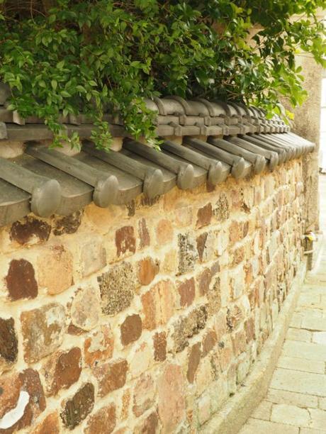 P6070095 トンバイ壁のある裏通り，有田　/　Tonbai walls everywhere in Arita