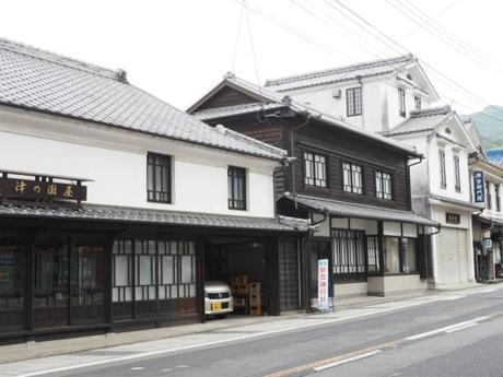 P6070017 トンバイ壁のある裏通り，有田　/　Tonbai walls everywhere in Arita