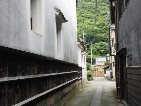 P6070117 トンバイ壁のある裏通り，有田　/　Tonbai walls everywhere in Arita