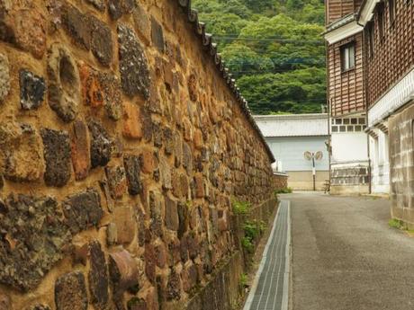 P6070109 トンバイ壁のある裏通り，有田　/　Tonbai walls everywhere in Arita