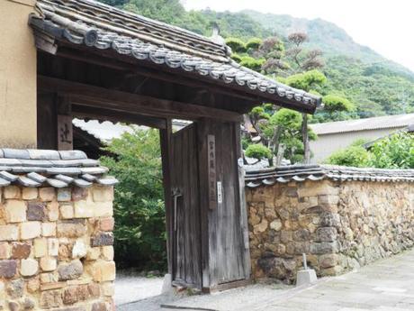 P6070132 トンバイ壁のある裏通り，有田　/　Tonbai walls everywhere in Arita