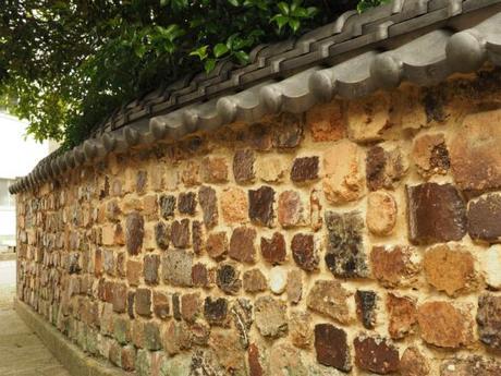 P6070096 トンバイ壁のある裏通り，有田　/　Tonbai walls everywhere in Arita