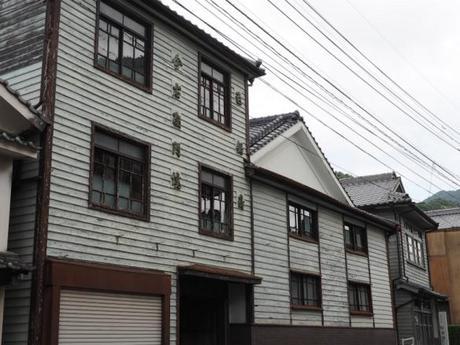 P6070041 トンバイ壁のある裏通り，有田　/　Tonbai walls everywhere in Arita