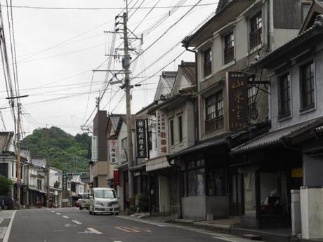 P6070156 トンバイ壁のある裏通り，有田　/　Tonbai walls everywhere in Arita