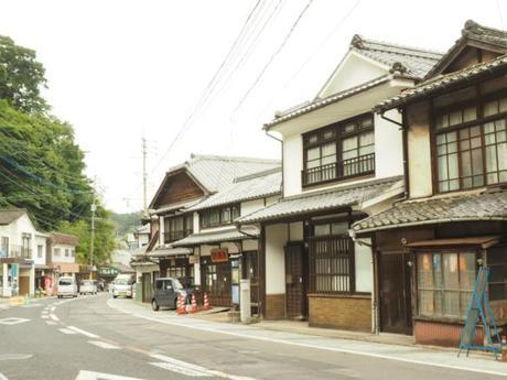 P6070019 トンバイ壁のある裏通り，有田　/　Tonbai walls everywhere in Arita