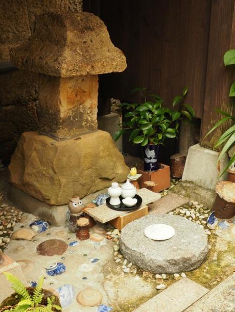 P6070098 トンバイ壁のある裏通り，有田　/　Tonbai walls everywhere in Arita