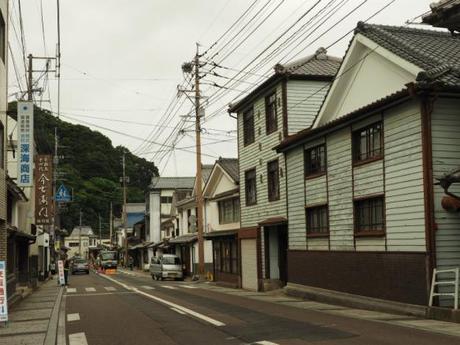 P6070045 トンバイ壁のある裏通り，有田　/　Tonbai walls everywhere in Arita