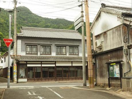 P6070091 トンバイ壁のある裏通り，有田　/　Tonbai walls everywhere in Arita