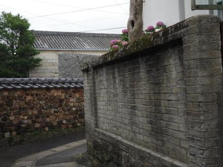 P6070085 トンバイ壁のある裏通り，有田　/　Tonbai walls everywhere in Arita