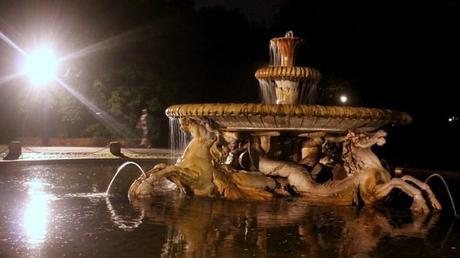 A fountain in the middle of the Borghese park