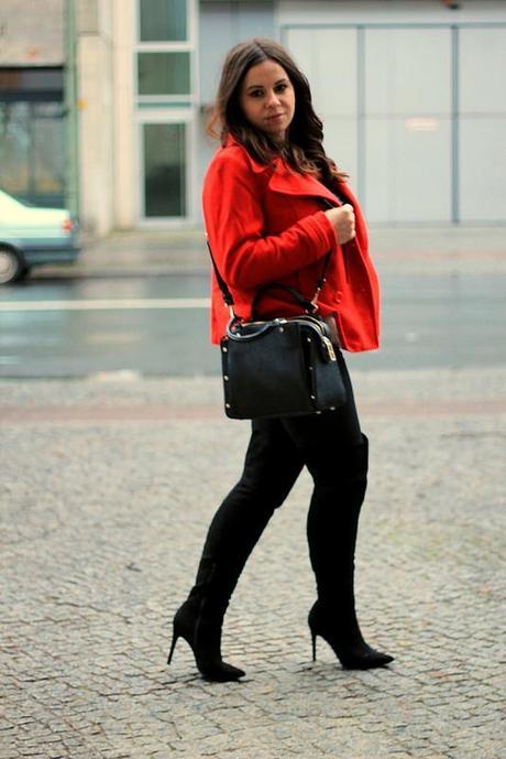 Christms outfit, fashion blogger, berlin, germany, ootd, festive, iheartblack, blogger, high heel over the knee suede black boots, christmas tree