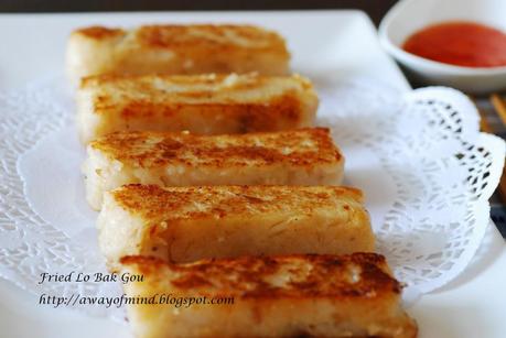 Fried Lo Bak Gou (Pan Fired Radish Cake) 煎罗卜糕