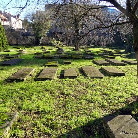 Exploring the Portuguese Jewish cemetery on Cours de la Marne